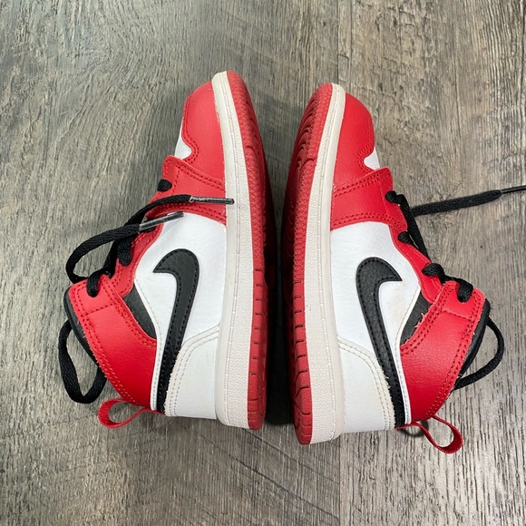 NIKE Air Jordan 1 Mid Chicago Toddler Sneakers - Picture 5 of 6